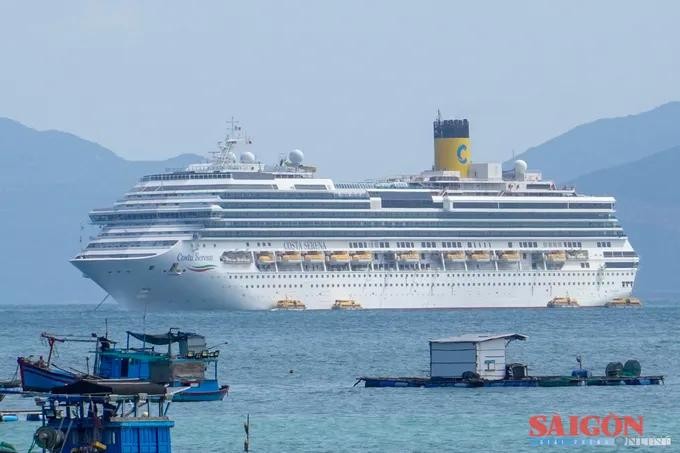 国际邮轮“歌诗达·赛琳娜号”停泊在芽庄湾。