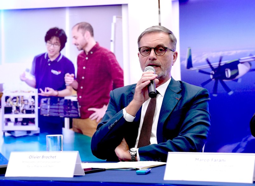 法国驻越大使奥利维耶·布罗谢发表讲话。