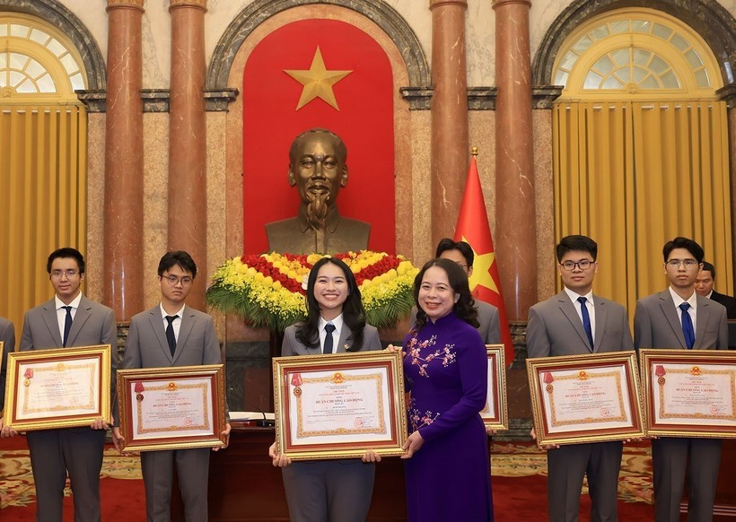 国家副主席武氏映春向获奖学生颁发劳动勋章。