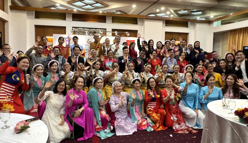 参会代表、艺术家们以及双方嘉宾合影。