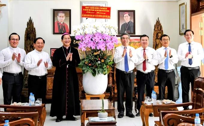 市委副书记阮福禄向若瑟·阮晋爵主教赠送贺礼。