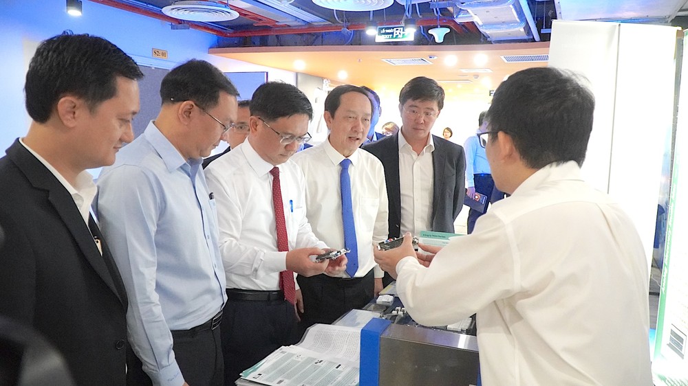 中央与胡志明市领导参观企业的芯片生产模式。