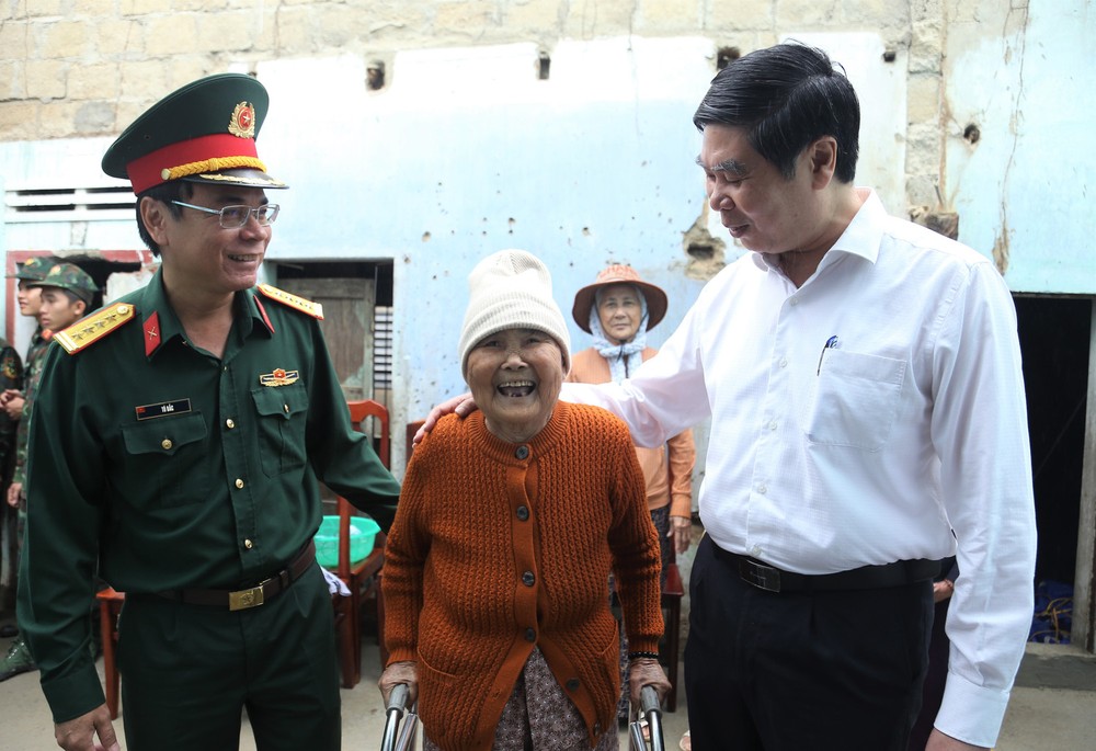 嘉莱省人委会副主席林海江（右一）与苏氏修分享喜悦。