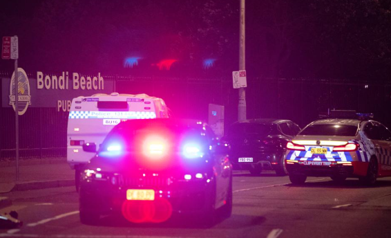 12月14日在澳大利亚悉尼的邦迪滩枪击现场附近拍摄的警方车辆。