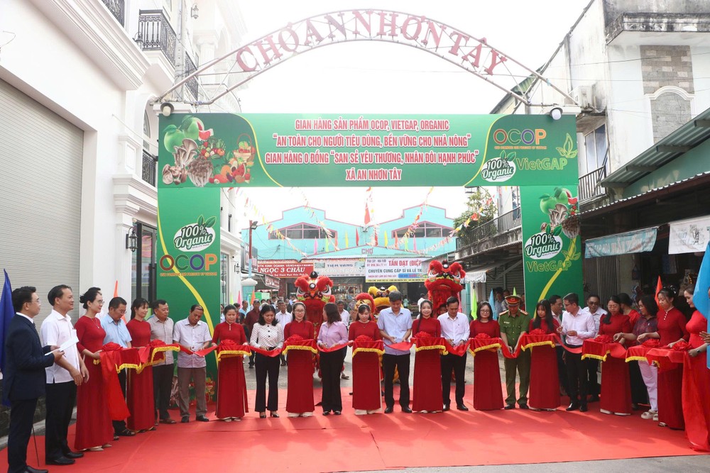 代表们为达到OCOP、VietGAP及Organic标准的模范农产品摊位开幕仪式剪彩。