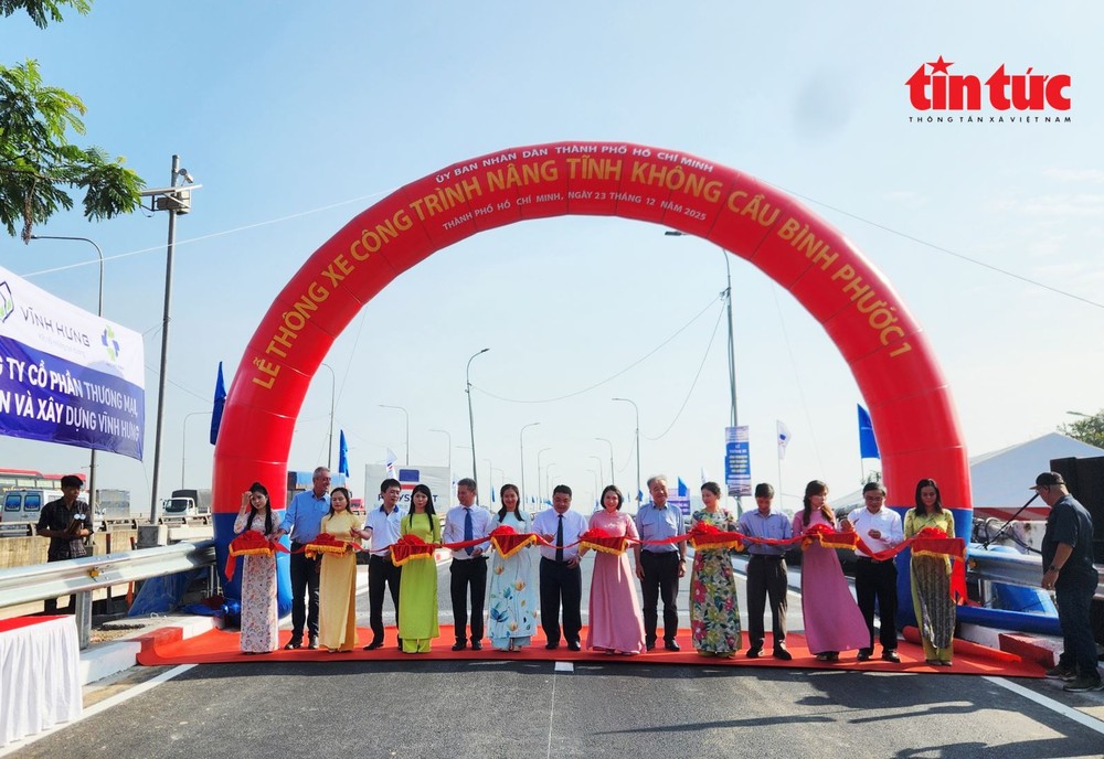  代表们进行平福1桥提升净空高度工程的通车仪式。