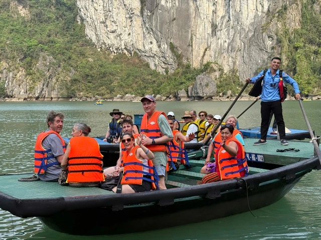国际游客参观下龙湾。