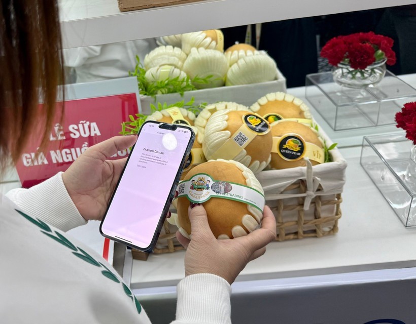 消费者查看产品的产地和来源。