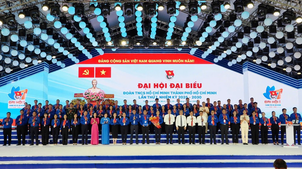 共青团中央领导与胡志明市领导同2025-2030年任期胡志明共青团胡志明市市委执委会合影留念。