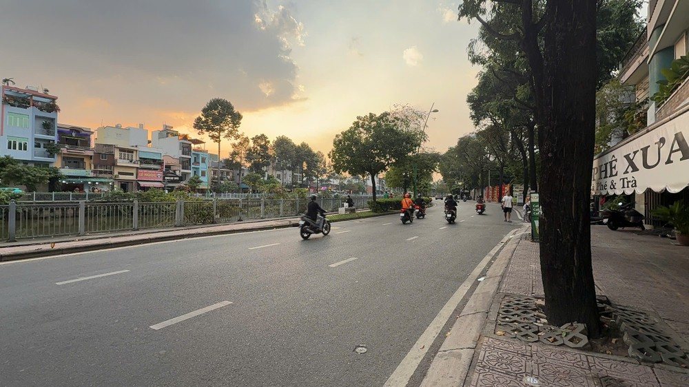 各条街上的交通工具显著减少，不再出现拥塞情况。
