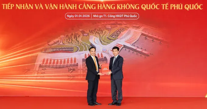 太阳航空股份公司代表从建设部副部长黎英俊（右）接受机场经营许可证。