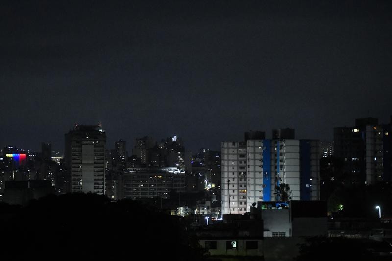 这是1月3日凌晨拍摄的委内瑞拉首都加拉加斯市区。