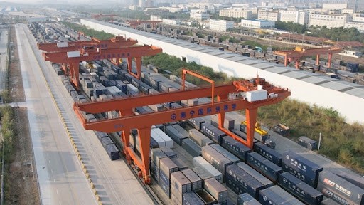 2025年广西始发中越班列发送货物3.7万标箱，创历史新高。