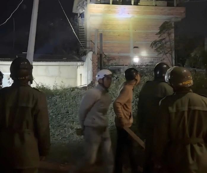  职能力量与民众正在搜寻嫌疑人。