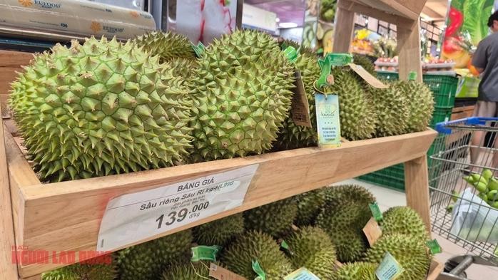 超市销售的榴莲。