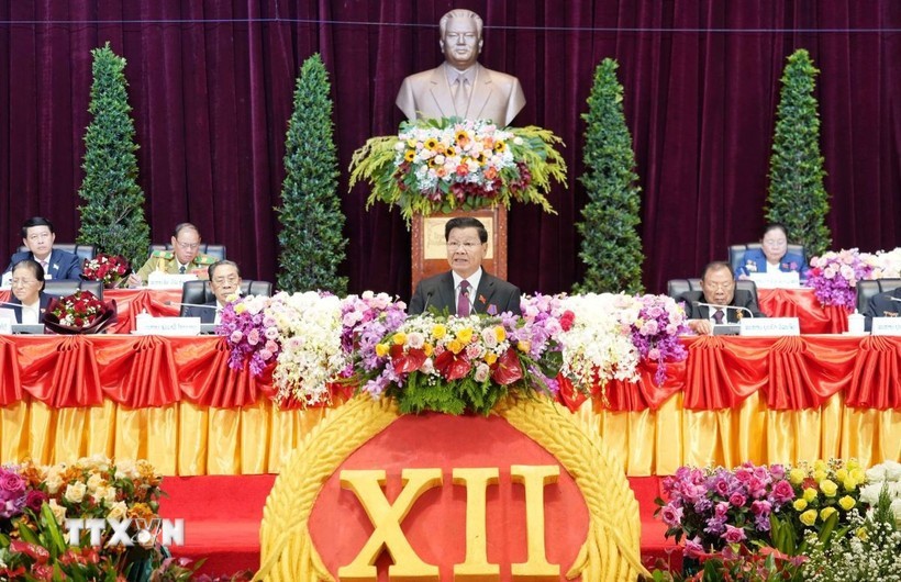 老挝人民革命党中央总书记、国家主席通伦·西苏里在大会上致开幕词。