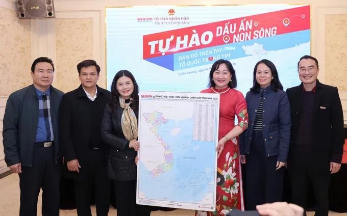 《西贡解放报》副总编辑裴氏红霜赠送地图，宣光省人委会副主席黄玉霞接收。