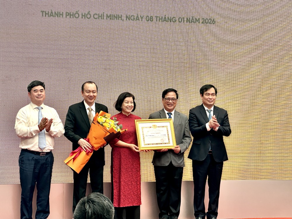 潘春水副部长（右）和范明俊主席（左）向胡志明市书香街颁发中央宣教与民运部的奖状。