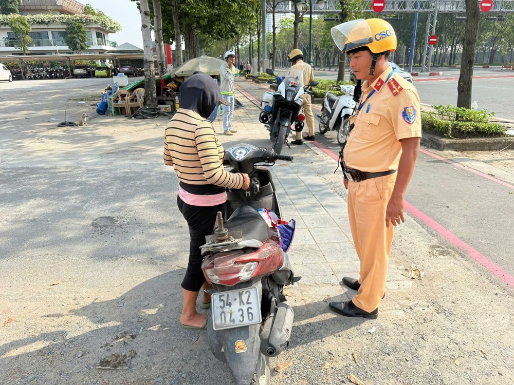 胡志明市交警力量处理摩托车驶入自行车道的场合。