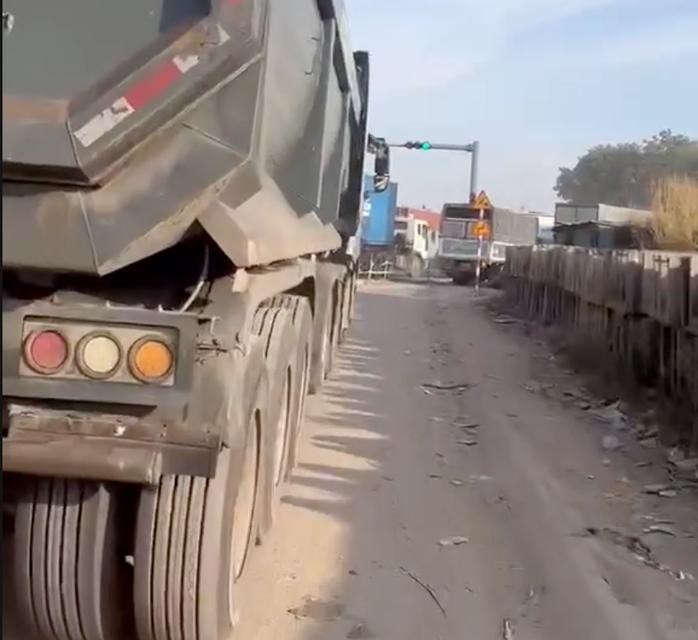  自卸卡车挤占车道行驶画面。