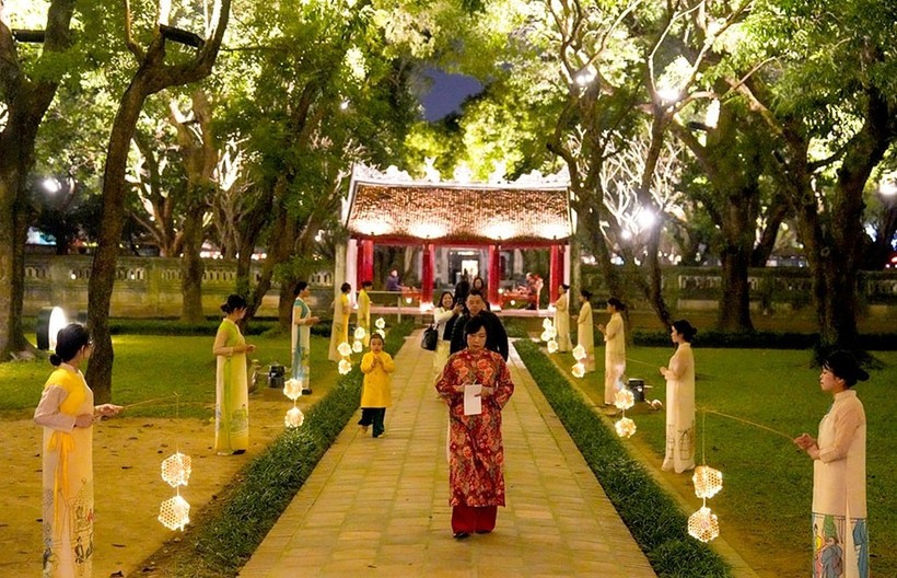 文庙—国子监文化与科学活动中心推出的夜间旅游线路“越南音色”。