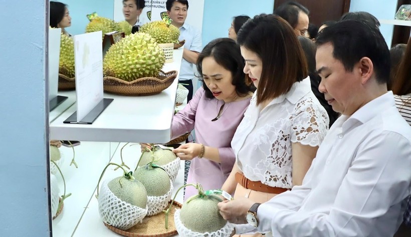 展览上展出的所有水果产品都带有二维码，用于追溯产地。