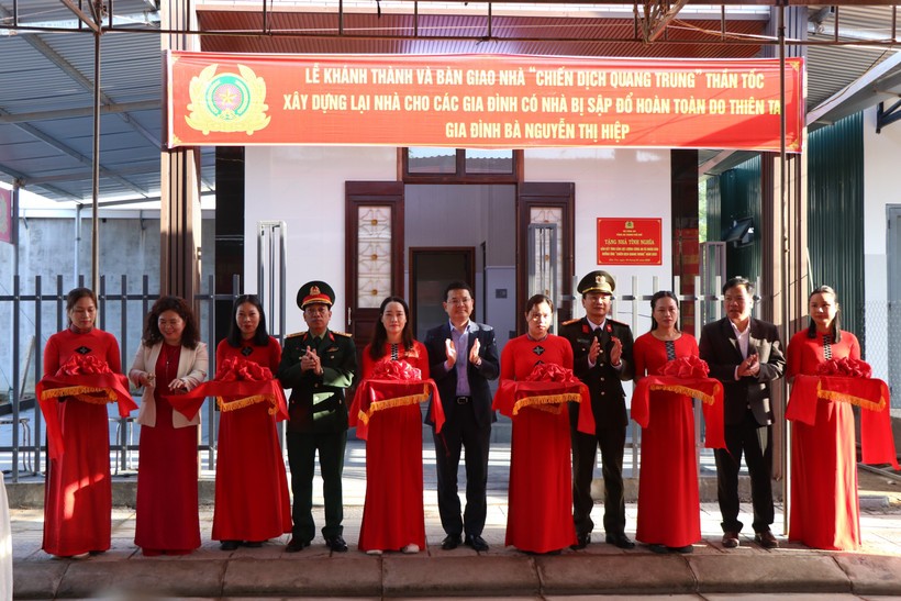 1月10日上午，顺化市人委会举行“光中战役”房屋竣工和交付仪式。