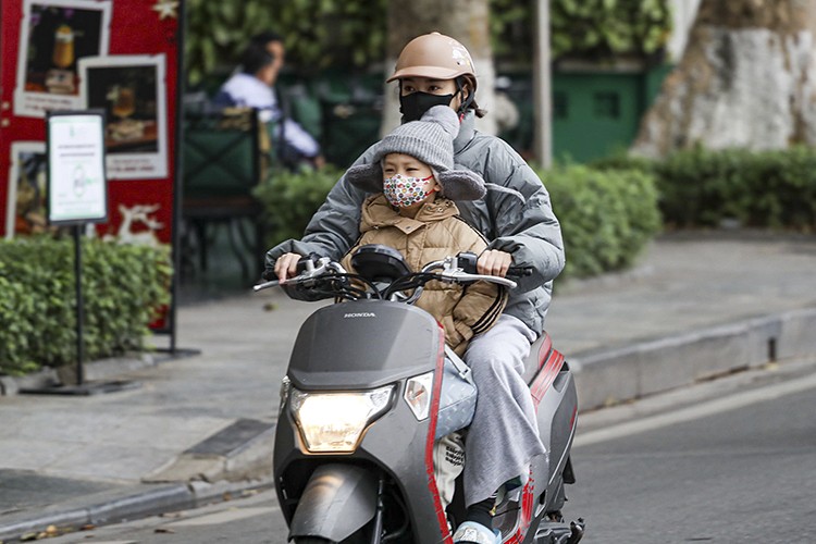 北部天气维持干冷，清晨有零星轻雾。