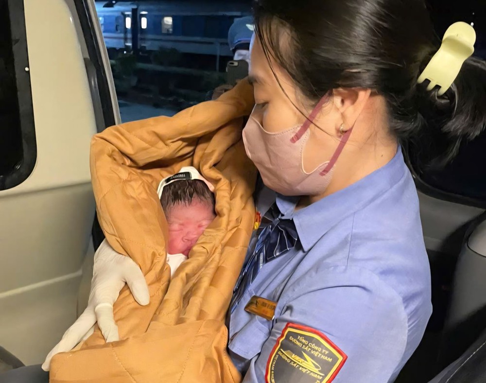  铁路乘务员在列车上成功接生一名男婴。