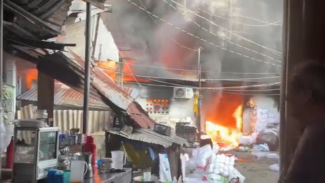 火焰猛烈爆发 — 视频截屏图。