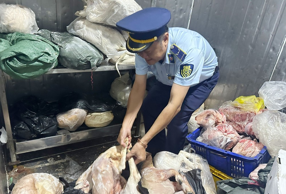 同奈省职能力量发现并销毁近1吨散发恶臭味的猪肉及内脏。