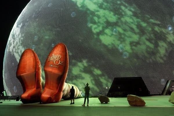 在Sphere剧院观看AI增强版《绿野仙踪》的人，看到的是与1939年原版截然不同的画面。