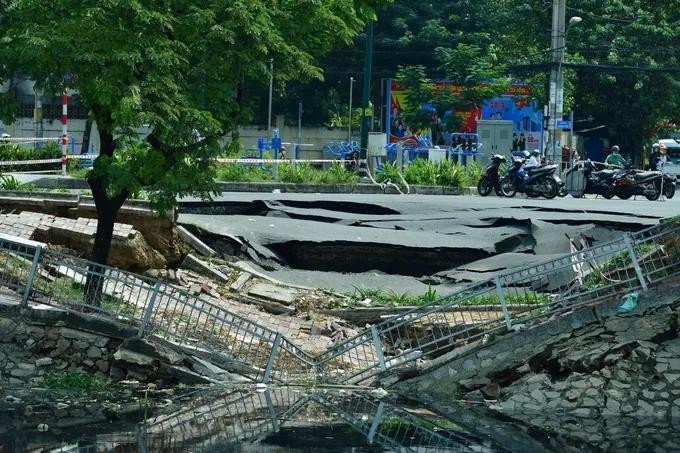 豆腐涌沿岸街道地陷深坑，疑因污水输送截流管漏水所致