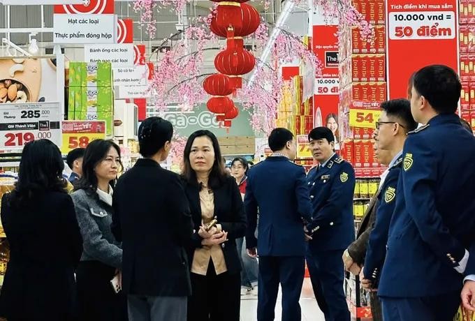 检查团在北宁省零售系统视察。