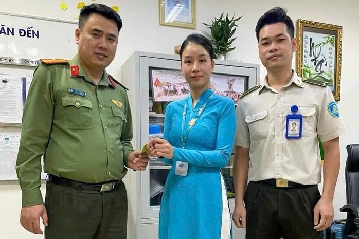 岘港国际机场口岸公安向航空公司移交钻戒，以归还给乘客。