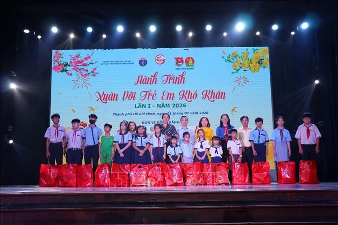 胡志明市卫生厅副厅长阮曾明与共青团市委领导值2026丙午年春节之际向贫困儿童赠送礼物。