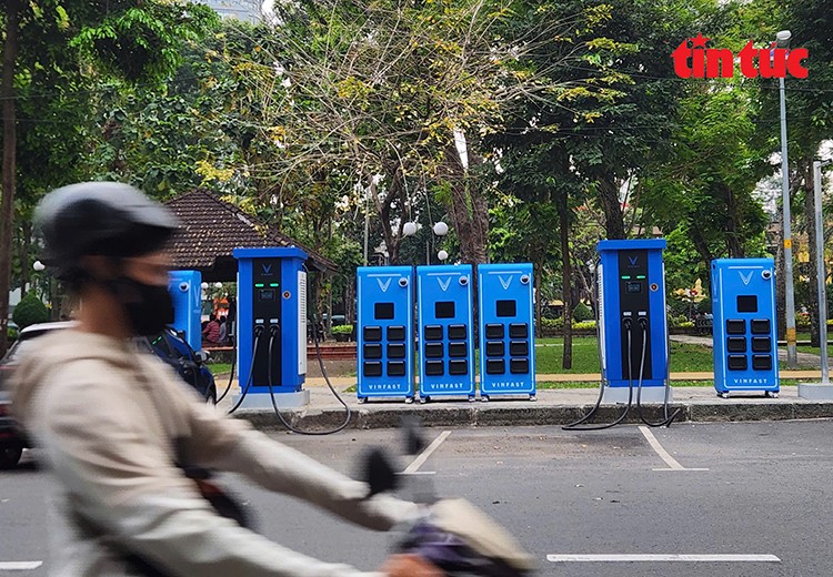 胡志明市多条干线正获各企业开展安装换电柜和充电站。