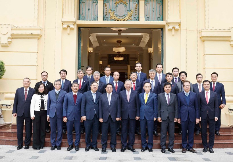 苏林总书记会见出席党 “十四大”的驻外大使和越南驻外机构负责人。