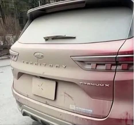  交警检查时车牌编号被尘土遮挡模糊。