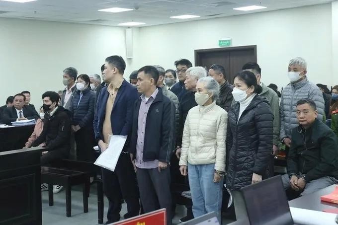 出庭受审的各被告。