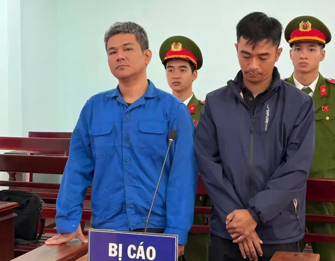 嫌疑人杨曰州和阮国进在庭上。