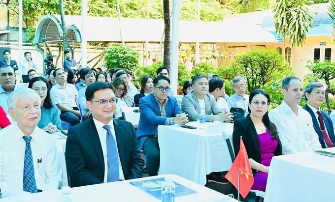 胡志明市人委会副主席阮孟强（左二）出席仪式。