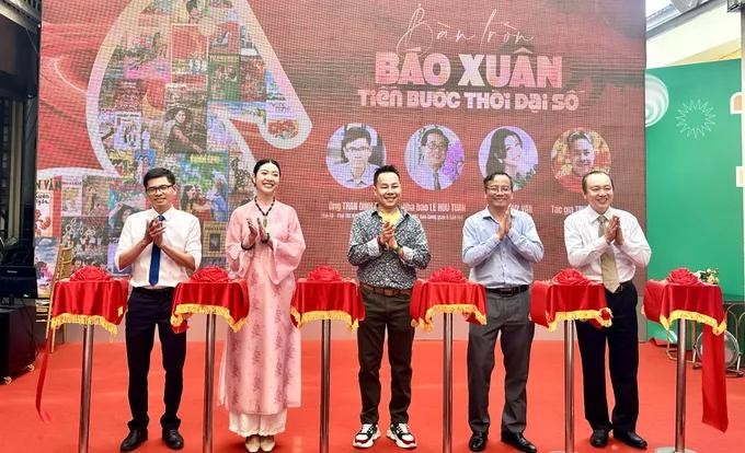 "各位嘉宾进行“春刊迈进数字时代”展览剪彩仪式。