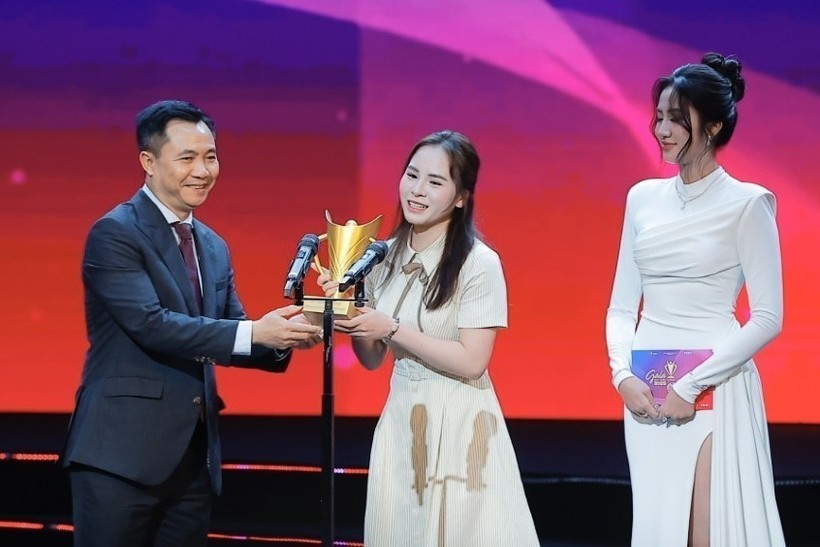 射击选手郑秋荣获年度最佳女运动员奖。