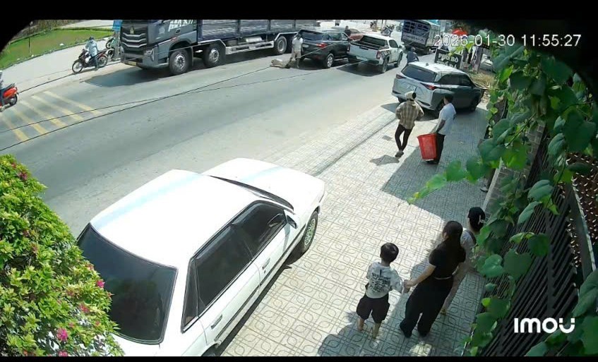 事件过程被监控摄像头记录下来。
