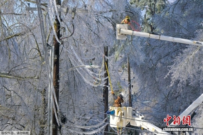 当地时间1月26日，美国密西西比州牛津市，电力工人正在修复因冬季风暴而损坏的电力设施。目前，极端低温天气仍在持续，对数百万人构成严重威胁，并导致多地电力中断与交通瘫痪。