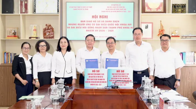 国会代表及胡志明市人民议会代表候选人卷宗、资料交接会议。