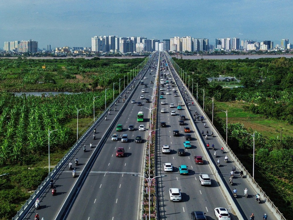 车辆在高速公路上行驶。