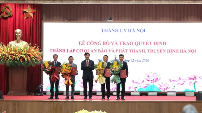 河内市委书记阮维玉向河内新闻与广播电视台领导班子颁授任命决定。