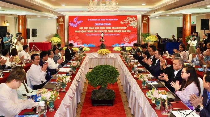 胡志明市市委书记陈留光与文化领域的企业社群、文艺工作者亲切会面。